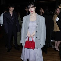 Pelantun ‘Drama’ itu kemudian berganti kostum saat menghadiri post-show dinner. Karina aespa mengenakan organza dress berwarna abu-abu seharga $4,800 (sekitar Rp 74,6 juta) yang dipadukan dengan cashmere jacket seharga $6,500 (Rp 101 juta). Penampilannya semakin standout dengan koleksi tas merah Galleria Patent Mini Bag seharga $4,100 (Rp 63,7 juta). Foto: dok. Instagram @karina_aespas_