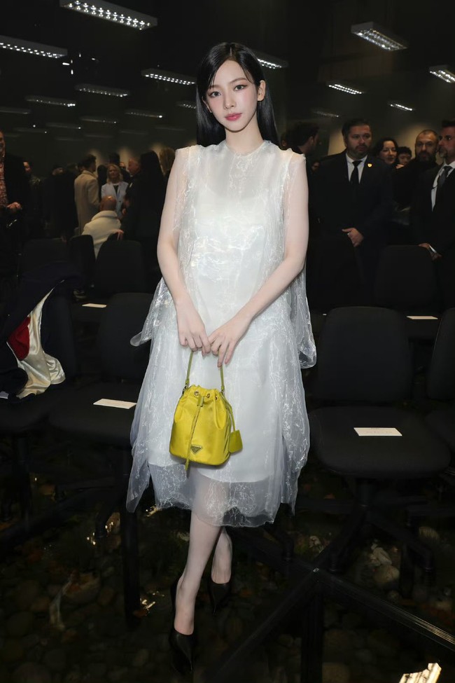 Saat menghadiri Prada FW24 Menswear show, Karina aespa tampil bercahaya mengenakan flowy dress berwarna putih dari koleksi Prada Spring 2024 Ready To Wear. Penampilannya dipadukan dengan koleksi tas berwarna kuning, Re-Nylon Pouch seharga $725 atau sekitar Rp 11,2 juta. Foto: dok. Instagram @karina_aespas_