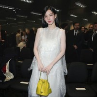 Saat menghadiri Prada FW24 Menswear show, Karina aespa tampil bercahaya mengenakan flowy dress berwarna putih dari koleksi Prada Spring 2024 Ready To Wear. Penampilannya dipadukan dengan koleksi tas berwarna kuning, Re-Nylon Pouch seharga $725 atau sekitar Rp 11,2 juta. Foto: dok. Instagram @karina_aespas_