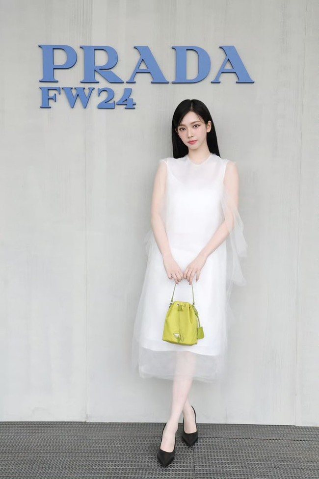 Bahkan sebelum peragaan busana dimulai, Karina aespa membuat pusat perbelanjaan Milan, Galleria Vittorio Emanuele II ramai dikerubungi penggemar saat dirinya berkunjung ke toko Prada. Foto: dok. Instagram @karina_aespas_