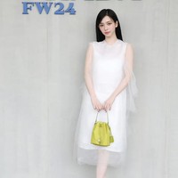 Bahkan sebelum peragaan busana dimulai, Karina aespa membuat pusat perbelanjaan Milan, Galleria Vittorio Emanuele II ramai dikerubungi penggemar saat dirinya berkunjung ke toko Prada. Foto: dok. Instagram @karina_aespas_