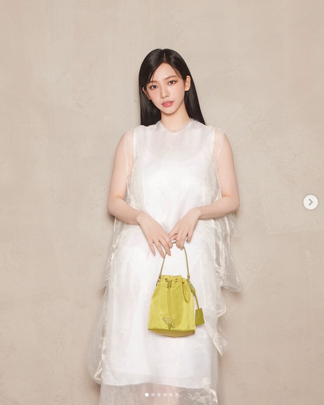 Karina aespa meramaikan gelaran Milan Fashion Week 2024 sebagai perwakilan rumah mode Prada. Penampilannya sudah menjadi perbincangan sejak dikabarkan terbang ke Milan pada Jumat (12/1/2024) melalui akun Twitter resmi @Prada. Foto: dok. Instagram @karina_aespas_