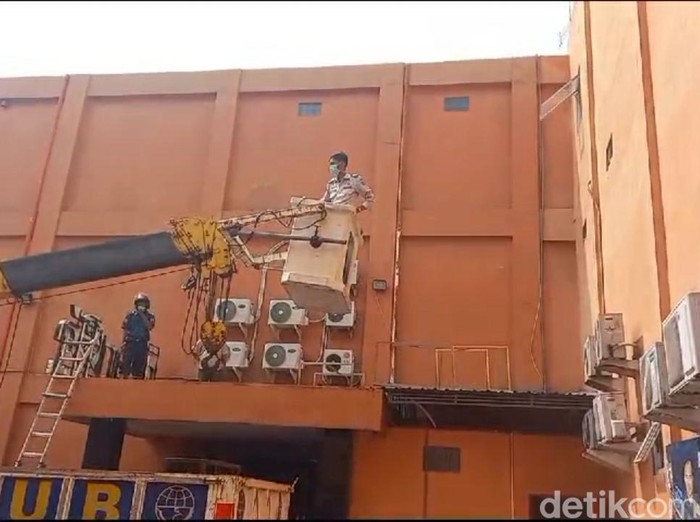 Kebakaran di tempat hiburan New Orange Karaoke, Kota Tegal, Jawa Tengah, Senin (15/1/2024).