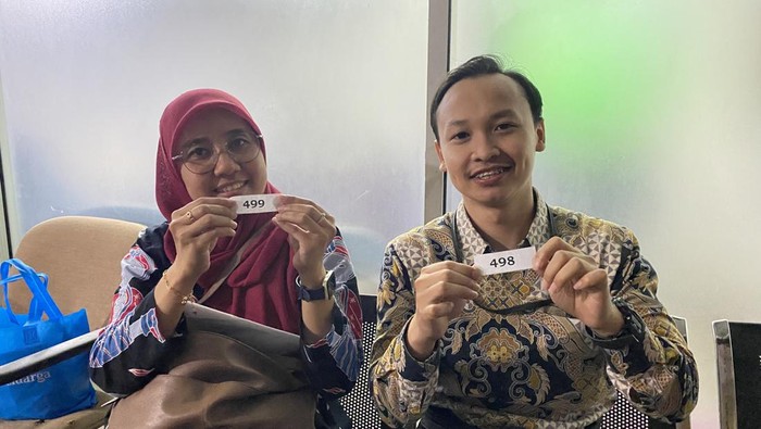 Komisi Pemilihan Umum (KPU) Jakarta Selatan (Jaksel) ramai antrean warga yang ingin pindah tempat pemilihan suara (TPS) hingga malam. Warga sampai mengeluh antre 7 jam demi urus pindah TPS.