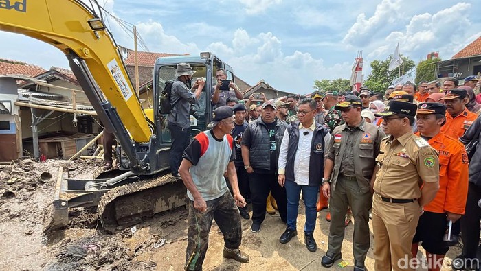 Kepala BNPB Letjen Suharyanto dan Bupati Bandung Dadang Supriatna saat meninjau lokasi banjir