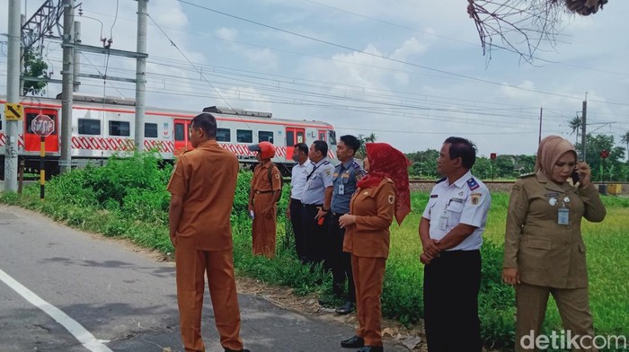 Kepala Dishub Pemkab Klaten mengecek lokasi kecelakaan maut mobil dan kereta api di Prambanan.