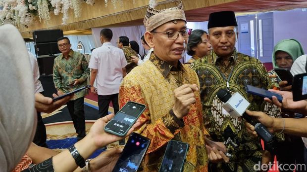 Ketua Forum Rektor Indonesia Prof Nasih di Unesa.