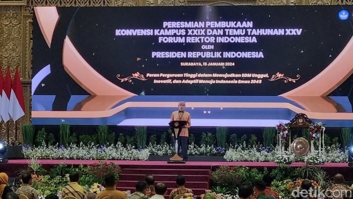 Ketua Forum Rektor Indonesia Prof Nasih di Unesa.