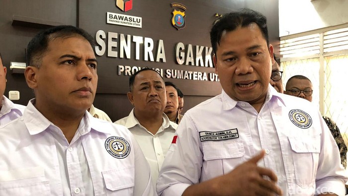 Ketua THN AMIN Sumut Yance Aswin saat di Kantor Bawaslu Sumut (Nizar Aldi/detikSumut)