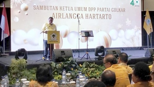 Ketua Umum Partai Golkar Airlangga Hartarto menyampaikan pidato saat perayaan Natal Nasional  Golkar di Labuan Bajo, Manggarai Barat, NTT, Minggu malam (14/1/2024).