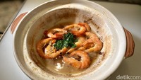 Ada juga menu udang mabuk ala Hong Kong yang populer. Hanya saja tak memakai udang hidup tetapi udang segar. Menu ini dimasak secara live cooking di depan pengunjung. Foto: detikcom