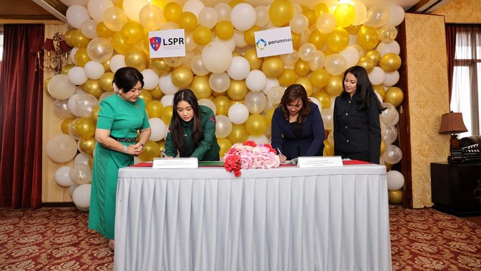 (Kiri-kanan) Dr. (H.C) Prita Kemal Gani MBA., MCIPR., APR., FIPR  Pendiri & Pemilik LSPR Institute,  Ghina Amani Kemal Gani  Eksekutif Direktur LSPR Institute, Imelda Alini Pohan Direktur Pemasaran Perum Perumnas, Ari Kartika Kepala Divisi Pemasaran  Korporasi & Digital Perum Perumnas, saat penandatanganan kerjasama  antara LSPR Institute dengan Perum Perumnas di Auditorium Kampus LSPR, Sudirman Park, Jakarta (15/1/2024).