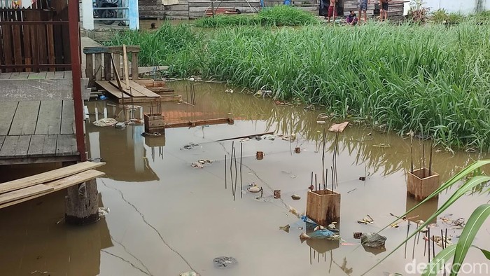 Kondisi Jembatan Gandus yang terhenti proses perbaikannya.