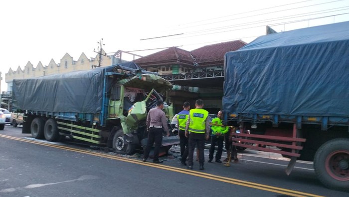 Kondisi truk yang ringsek pasca kecelakaan di Jalan Wates - Purworejo wilayah Kulon Progo, Daerah Istimewa Yogyakarta (DIY), Senin (15/1/2024).