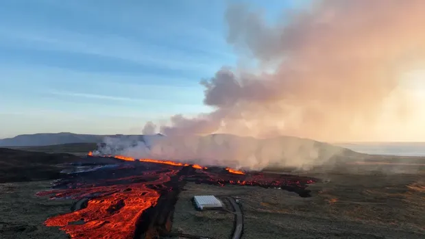 Kota Grindavik dilalap lahar