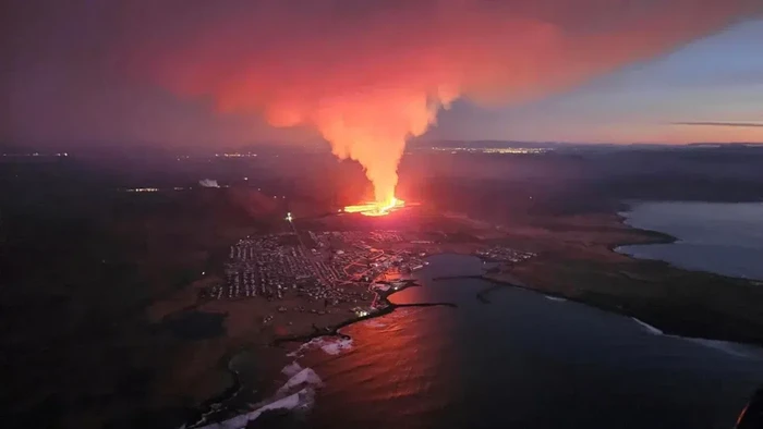 Kota Grindavik dilalap lahar