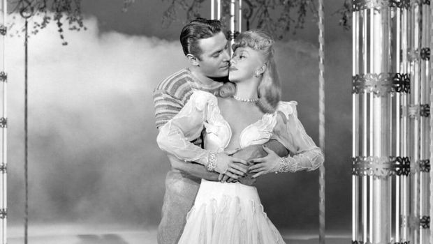 Cuplikan adegan dalam film Lady in the Dark (1944).