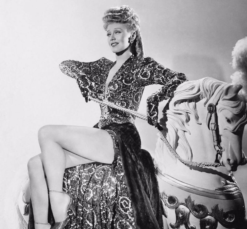 Cuplikan adegan dalam film Lady in the Dark (1944).