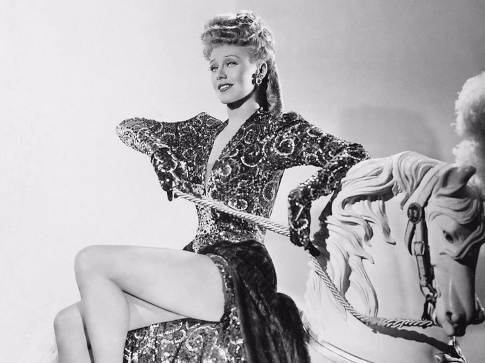 Cuplikan adegan dalam film Lady in the Dark (1944).