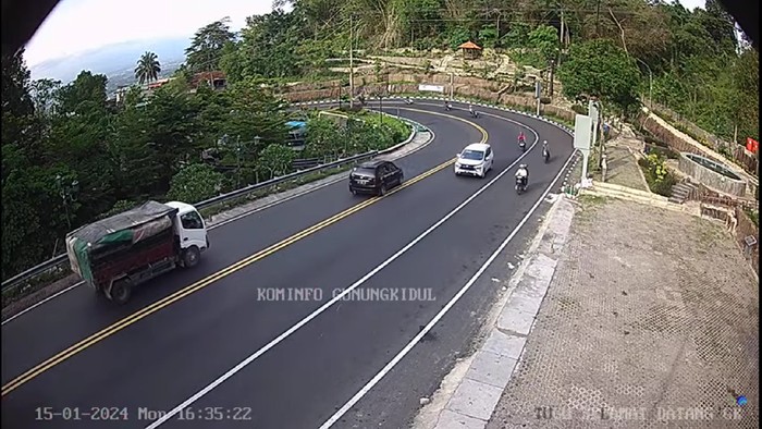 Tangkap layar CCTV Diskominfo Gunungkidul memperlihatkan arus lalu lintas di jalan Jogja-Wonosari pada Senin (15/1/2024) pukul 16.35 WIB.