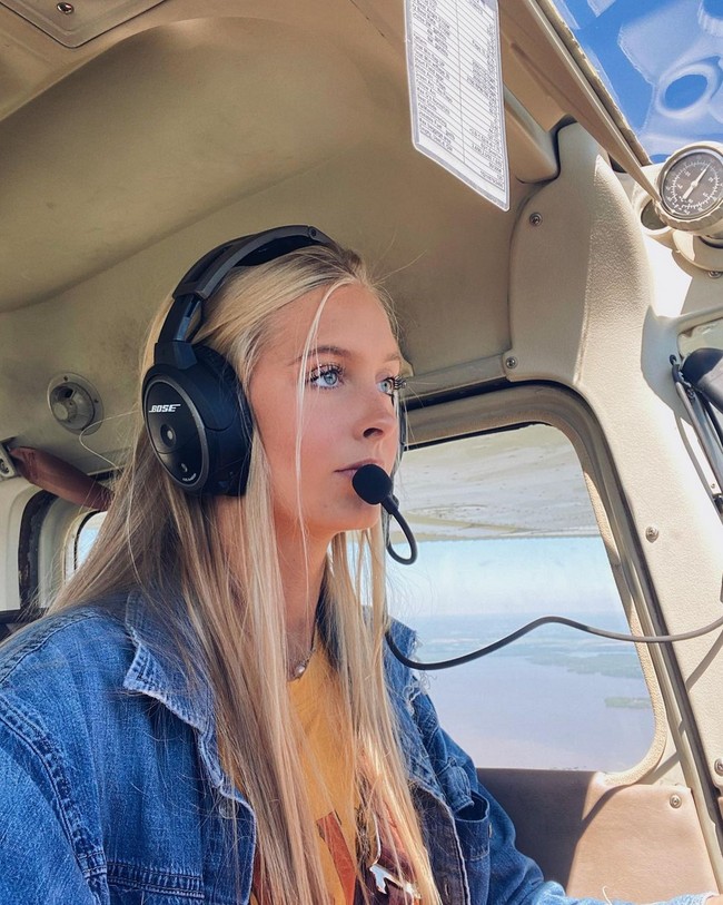Wanita kelahiran Fort Smith, Arkansas, ini mengenyam pendidikan militer di Akademi Angkatan Udara AS El Paso County, Colorado. Dia lulus dengan gelar bidang fisika jurusan astronomi. Foto: Instagram/@madiisabellaa