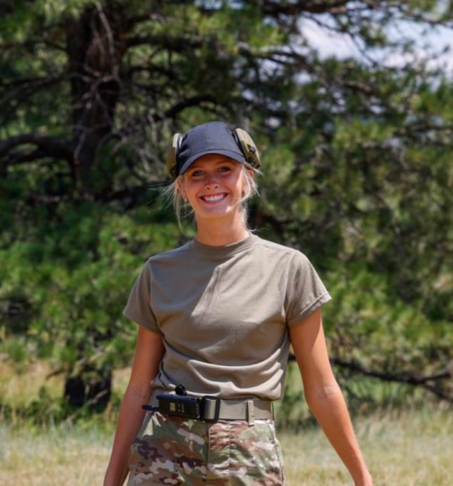 Selain aktif di militer, Madison juga berdedikasi pada kegiatan sosial. Dia merupakan salah satu pendiri Whitney Marsh Foundation, yayasan yang fokus meneliti kanker pankreas. Dia bersama keluarganya membangun yayasan tersebut sebagai penghormatan terhadap mendiang ibunya yang meninggal karena kanker pankreas pada 2018.  Foto: Instagram/@madiisabellaa