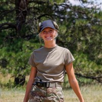 Selain aktif di militer, Madison juga berdedikasi pada kegiatan sosial. Dia merupakan salah satu pendiri Whitney Marsh Foundation, yayasan yang fokus meneliti kanker pankreas. Dia bersama keluarganya membangun yayasan tersebut sebagai penghormatan terhadap mendiang ibunya yang meninggal karena kanker pankreas pada 2018.  Foto: Instagram/@madiisabellaa