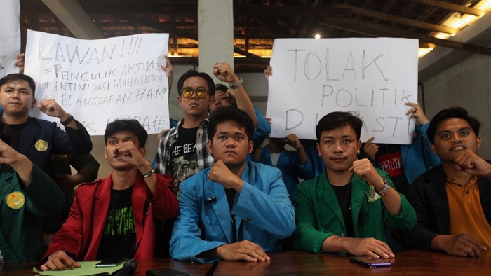 Mahasiswa Tantang Prabowo Adu Argumen Soal HAM Sejumlah mahasiswa dari Mahasiswa Jakarta Bergerak menggelar konfrensi pers terkait Pelanggaran HAM masa lalu yang dilakukan Capres nomor urut 02 di Jakarta,Senin (15/1/2024).