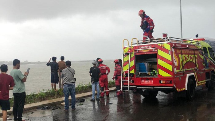 Sebuah perahu yang membawa dua orang terbalik di perairan Makassar, Sulawesi Selatan (Sulsel).