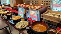 Di atas meja kamu bisa menemukan makanan, seperti Meat Udon ala Kansai, Senba Jiru, Kari sukijon, dan beberapa menu lain. Foto: soranews24.com