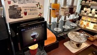 Komplet! Di sini juga tersedia minuman panas dan dingin, ada kopi hingga jus oren. Tersedia juga es batu sebagai pelengkap. Foto: soranews24.com