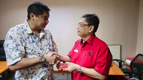 Maruarar Sirait kembalikan KTA PDIP usai menyatakan pamit  dari PDIP, di kantor DPP PDIP,  Senin (15/1/2024).
