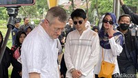Kesedihan Maxime Bouttier ditinggal selamanya oleh sang bunda. Foto: Pingkan/detikHOT