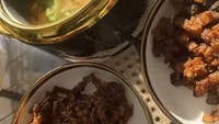 Setelah melahirkan juga, wanita dengan julukan ‘Queen of Home Cooking’ itu langsung membagikan menu sarapannya. Terdiri dari sup, kering tempe, dan sambal ati ampela. Foto: Instagram @tasyiathasyia