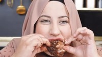 Saat masih hamil, wanita kelahiran 1992 itu sering mukbang berbagai macam makanan. Salah satu yang ia coba adalah bebek goreng sambal hitam Madura. Foto: Instagram @tasyiathasyia
