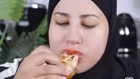 Tasyi Athasyia juga sempat menunjukkan tutorial masak Spicy Noodle Mozza Wrap. Ia terlihat menyukai hasil karya masakannya itu. Foto: Instagram @tasyiathasyia