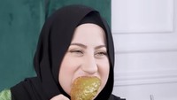  Seru banget! Kali ini istri Syech Zaki Alatas itu mukbang makanan serba warna hijau. Mulai dari corn dog hingga spaghetti. Foto: Instagram @tasyiathasyia