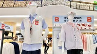 Mulai dari kemeja berwarna biru yang biasa digunakan pasangan tersebut, tumblr, kaos, sampai baju anak-anak.
