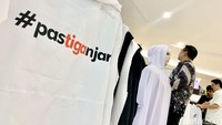 Produk-produk yang ada di booth tersebut dapat dibeli secara daring dengan menghubungi nomor sejumlah admin.