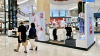Pengunjung berjalan di depan booth official merchandise pasangan calon presiden dan wakil presiden nomor urut 2 Prabowo-Gibran di FX Sudirman, Jakarta, Senin (15/1/2024).