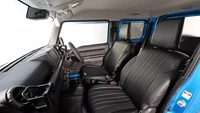 Kemudian ada tambahan cup holder di kedua kisi-kisi AC. Selebihnya, nuansa kabin Jimny modifikasi ini masih terlihat seperti nuansa originalnya. Foto: Carscoops