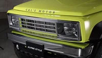 Cals Motor mengubah tampilan fascia Suzuki Jimny yang awalnya cenderung kalem, menjadi lebih angker dan menakutkan dengan grill chrome besar, yang mengekspos area radiator. Foto: Carscoops