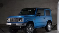 Oh iya, selain bagian muka, ada juga beberapa bagian yang dirombak jadi lebih ganteng, seperti bemper depan, fog lamp, over fender, side body moulding, termasuk juga area velg berikut bannya. Sementara itu di ujung kap mesin ditambah emboss bertuliskan Cals Motor. Foto: Carscoops