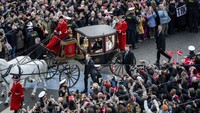 Raja Denmark Frederik X dan istrinya Ratu Mary menaiki kereta kembali ke Istana Amalienborg di Kopenhagen, Denmark, Minggu, 14 Januari 2024. Ratu Margrethe II menjadi raja pertama Denmark yang turun tahta dalam hampir 900 tahun ketika dia menyerahkan takhta kepada putranya yang telah menjadi Raja Frederik X. AP/Ida Marie Odgaard