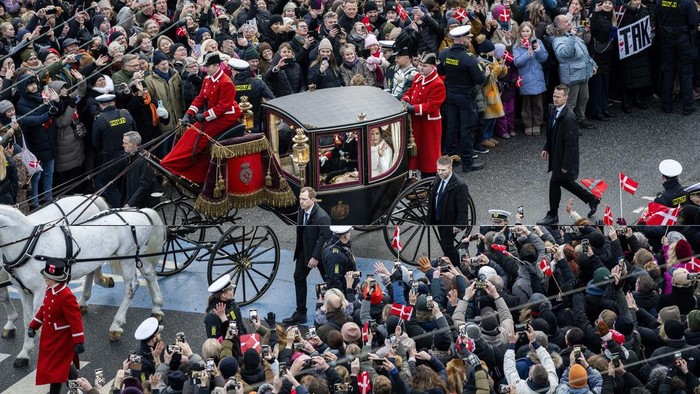Momen Frederik Resmi Naik Takhta Jadi Raja Baru Denmark Denmark's King Frederik X and his wife Queen Mary ride in a coach back to Amalienborg Palace in Copenhagen, Denmark, Sunday, Jan. 14, 2024. Queen Margrethe II has become Denmark's first monarch to abdicate in nearly 900 years when she handed over the throne to her son, who has become King Frederik X. (Ida Marie Odgaard/Ritzau Scanpix via AP)