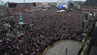 Pemandangan kerumunan orang yang berkumpul di Christiansborg Palace Square di Kopenhagen. Banyak orang bersuka cita atas peralihan takhta dari seorang raja tercinta ke putranya yang populer. AP/Mads Claus Rasmussen