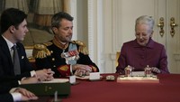 Ratu Margrethe II dari Denmark menandatangani deklarasi turun tahta dalam pertemuan Dewan Negara di Kastil Christiansborg di Kopenhagen. AP/Mads Claus Rasmussen