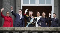 Raja Denmark Frederik X dan Ratu Mary, bersama anak-anak mereka dari kiri, Putri Josephine, Putra Mahkota Christian, Putri Isabella dan Pangeran Vincent melambai setelah proklamasi. AP/Martin Meissner