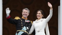 Raja Denmark Frederik X dan Ratu Mary Denmark melambai dari balkon Istana Christiansborg. AP/Martin Meissner