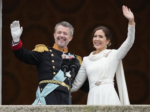 Momen Frederik Resmi Naik Takhta Jadi Raja Baru Denmark Denmark's King Frederik X and Denmark's Queen Mary wave from the balcony of Christiansborg Palace in Copenhagen, Denmark, Sunday, Jan. 14, 2024. Queen Margrethe II has become Denmark's first monarch to abdicate in nearly 900 years when she handed over the throne to her son, who has become King Frederik X. (AP Photo/Martin Meissner)